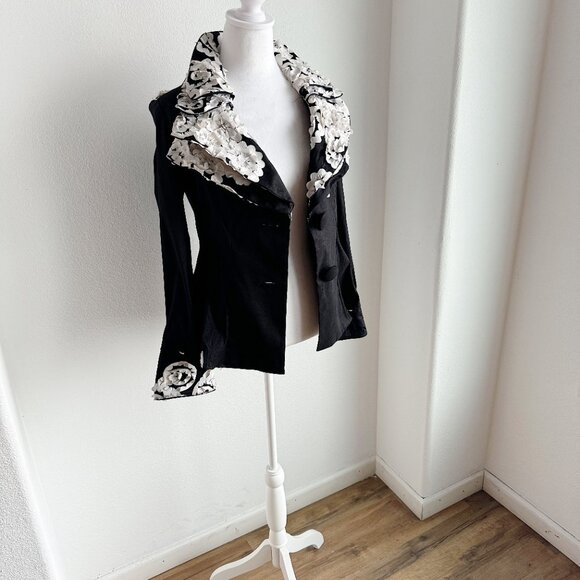 VINTAGE BLACK BLAZER WITH WHITE FLORAL APPLIQUE - Picture 10 of 12